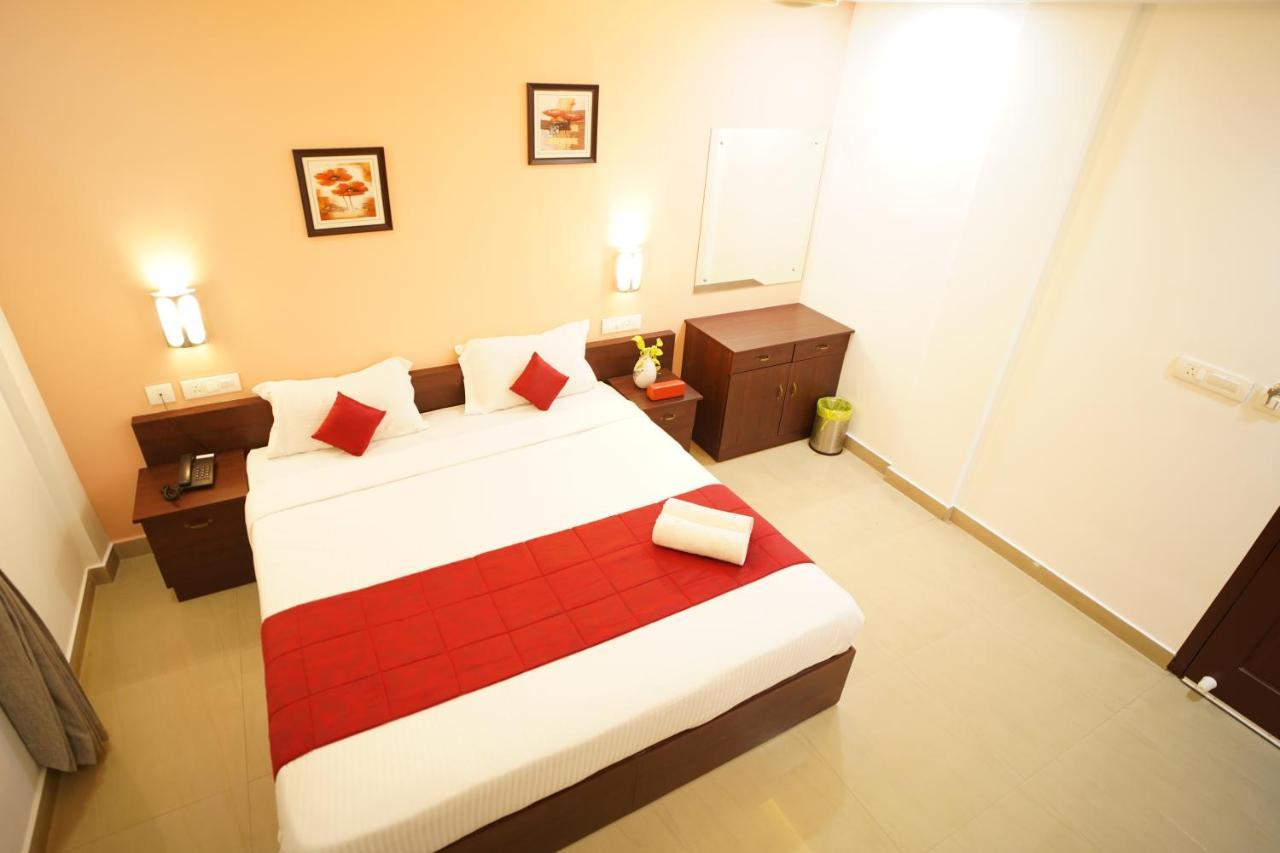 Готель North Centre Kochi Екстер'єр фото