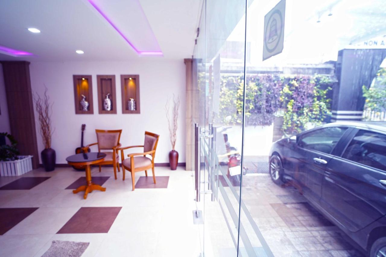 Готель North Centre Kochi Екстер'єр фото
