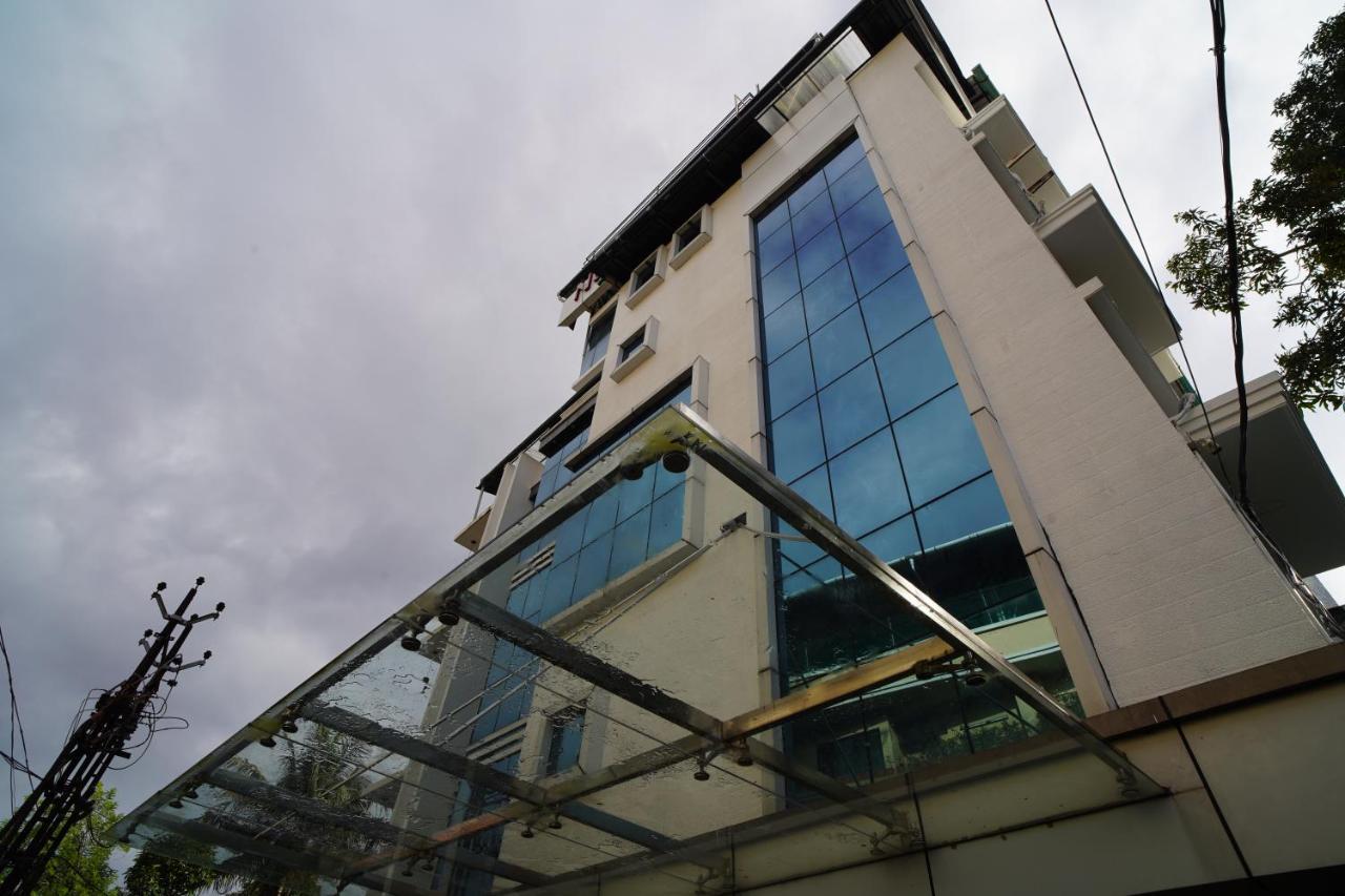 Готель North Centre Kochi Екстер'єр фото