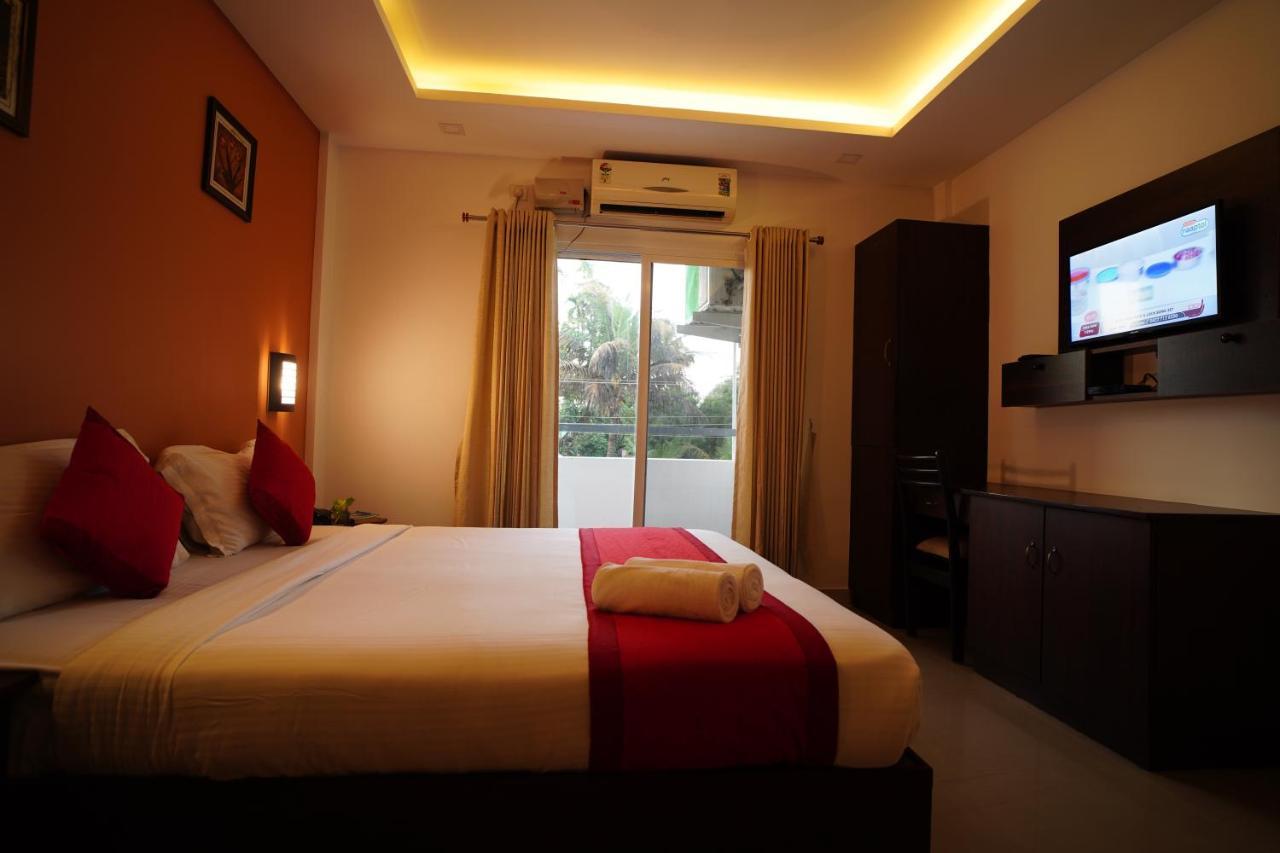Готель North Centre Kochi Екстер'єр фото