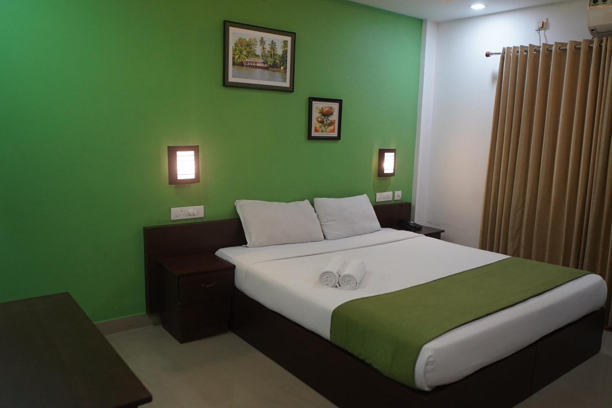 Готель North Centre Kochi Екстер'єр фото