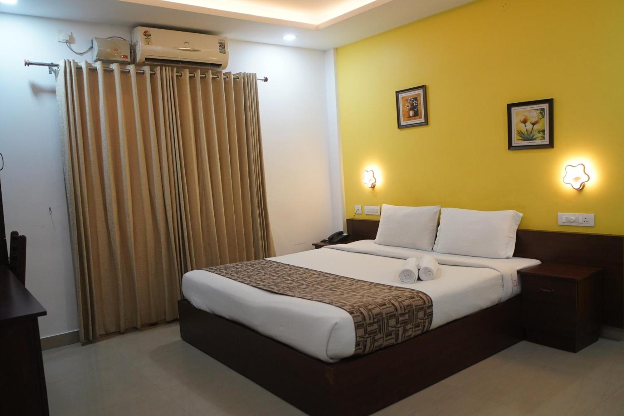 Готель North Centre Kochi Екстер'єр фото